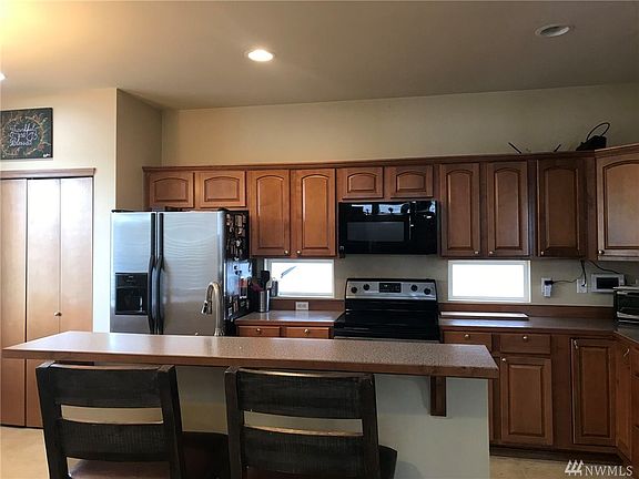 2nd image of 718 La Grande Blvd