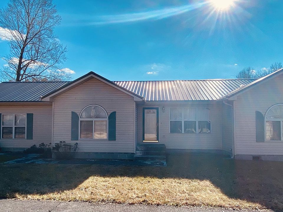 1st image of 4 Camden Dr