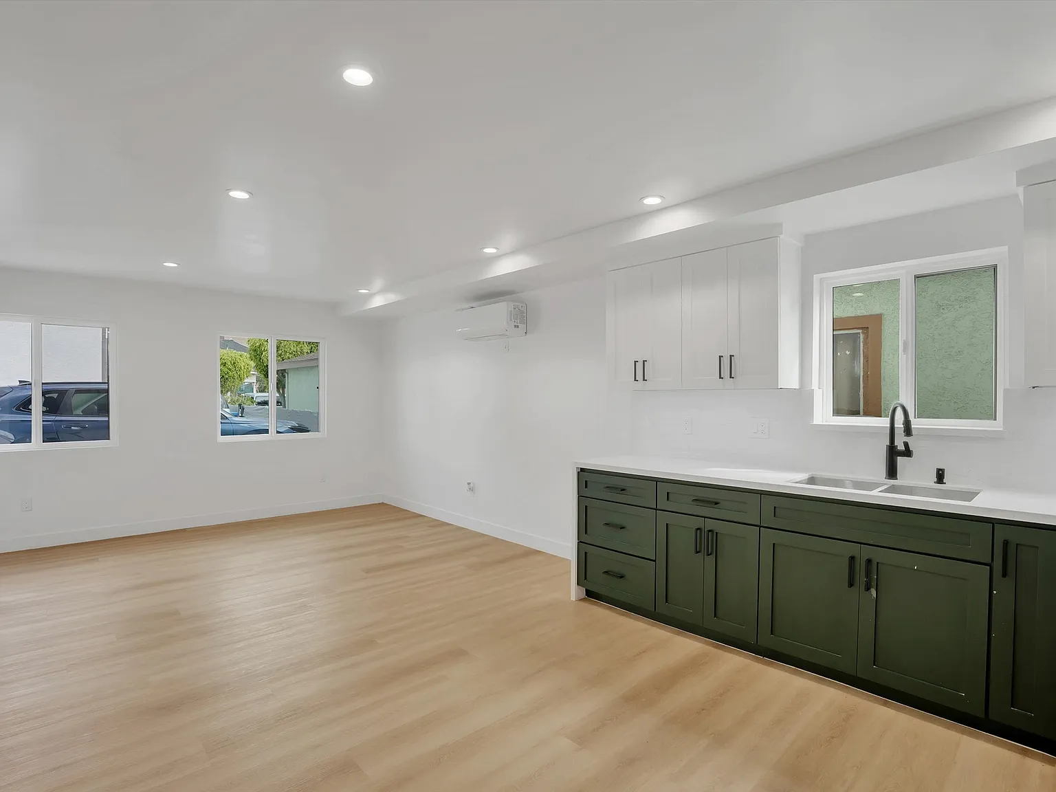 4 bed, 1250 sqft, $3,641 — Photo 2