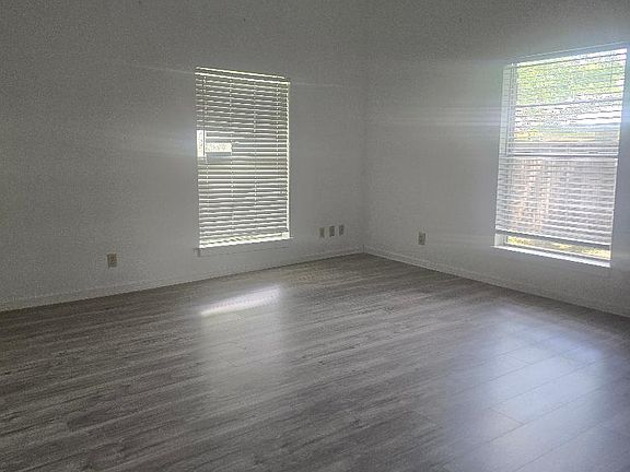 3rd image of 443 N Dallas Ave
