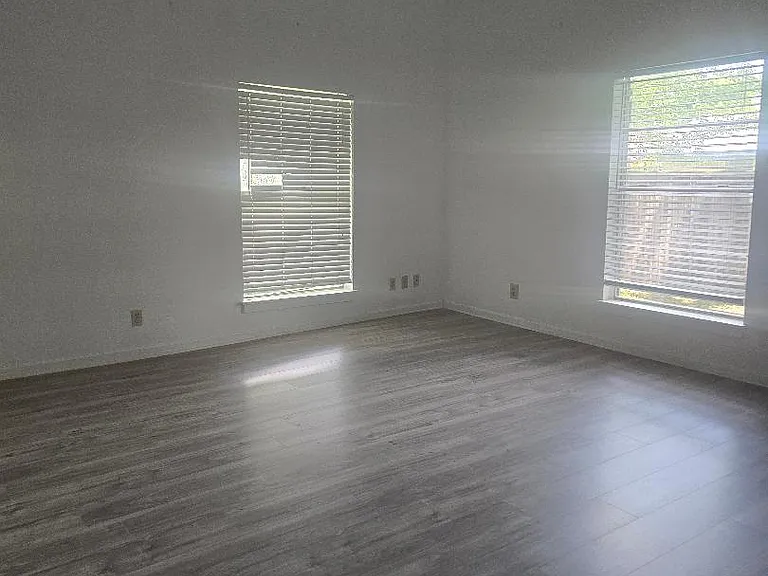 443 N Dallas Ave — Photo 3