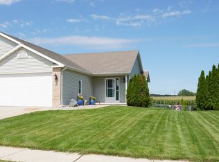 915 New Hampton Dr, Oregon, WI 53575