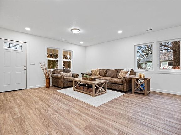 4th image of 2505 E 40th St