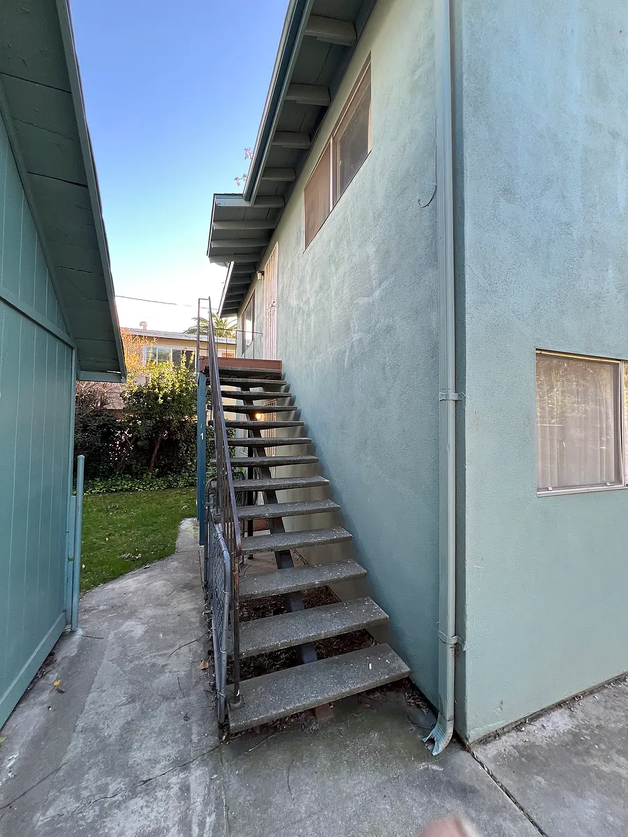 Building Photo - 222 1/2 B St #2