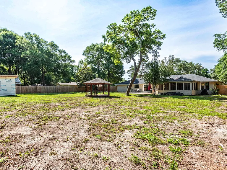 2507 Edgewater Dr — Photo 35