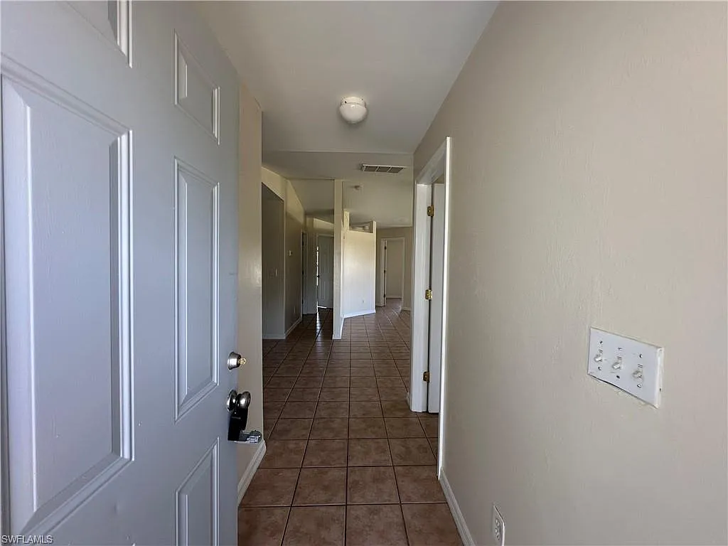 3 bed, 2.0 bath, 2564 sqft, $1,500 — Photo 2