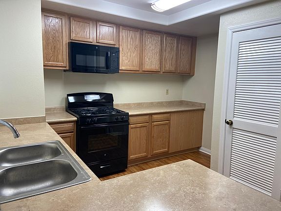 3rd image of 60 Summerwood Ct