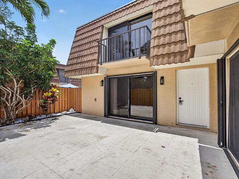 246 Charter Way — Photo 3