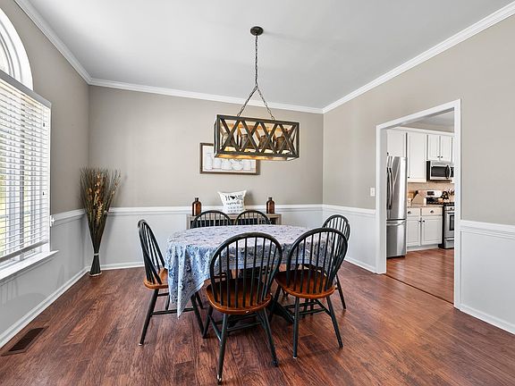 3rd image of 302 Crossvine Way