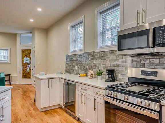 2nd image of 846 N Hermitage Ave #10854333