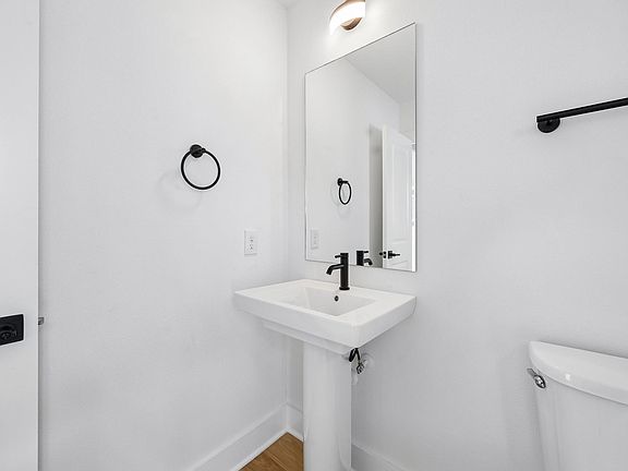 4th image of 424 Sikes St