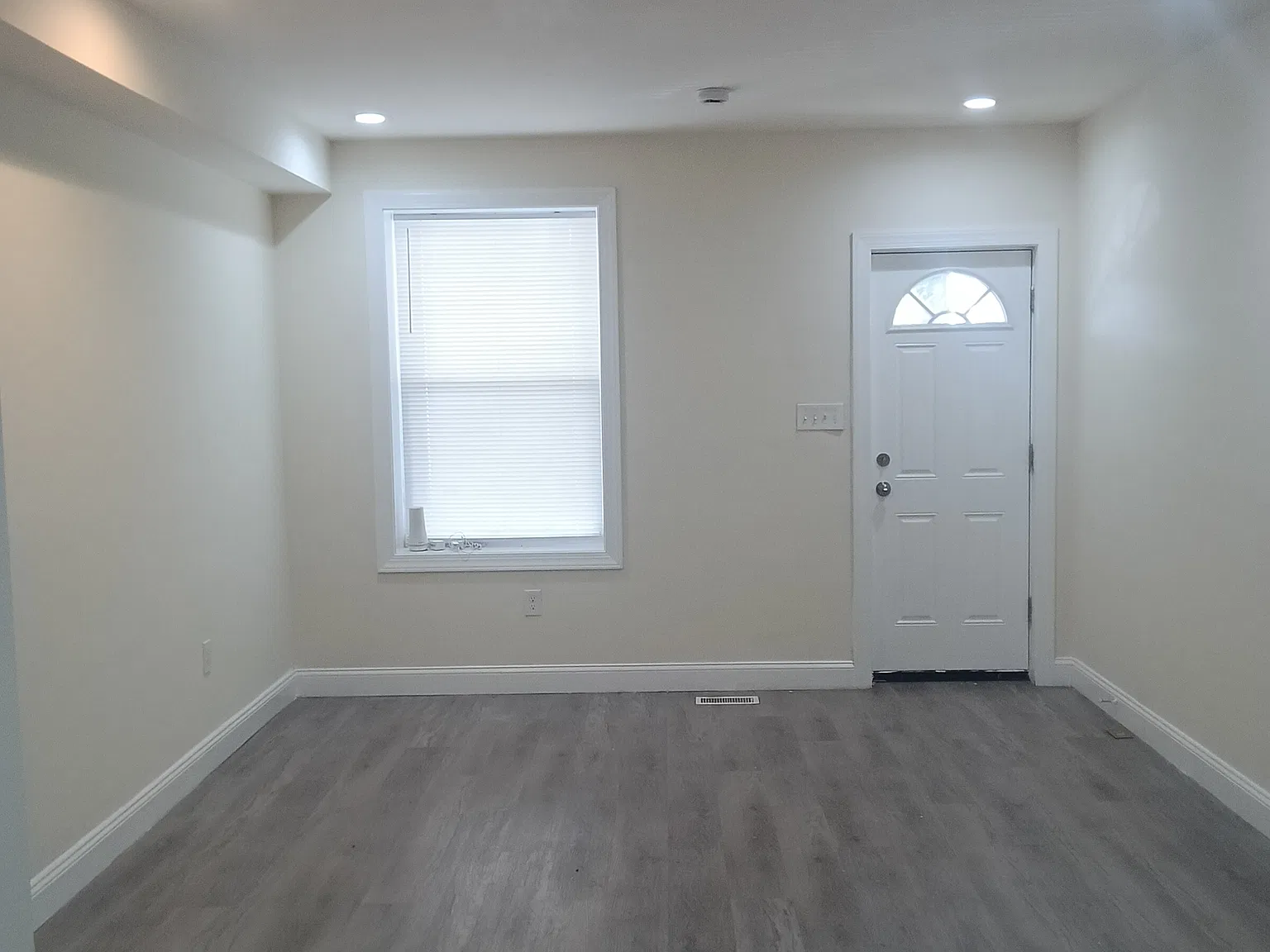 3 bed, 1.5 bath, 611 sqft, $1,725 — Photo 2