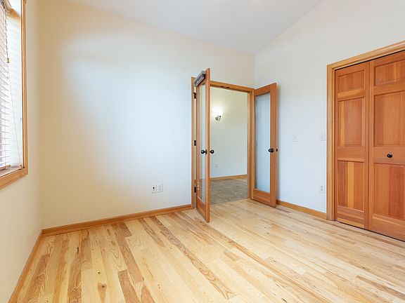 5th image of 6645 Macarthur Dr