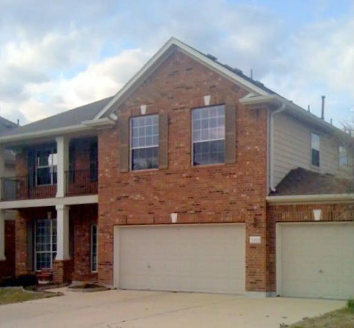Great 4 Bedroom With All The Bells And Whistles — Photo 2