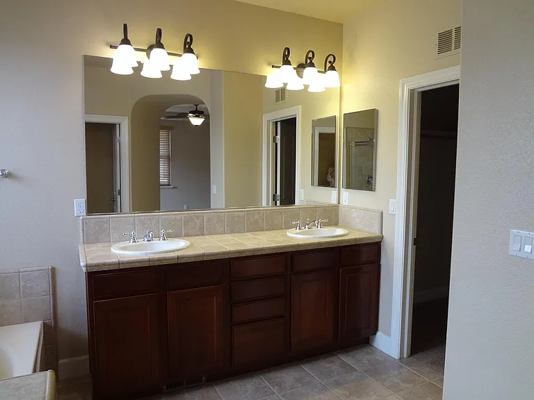 1123 Montague Ln — Photo 41