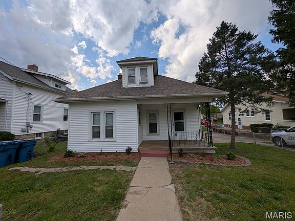 2nd image of 208 W Elm St