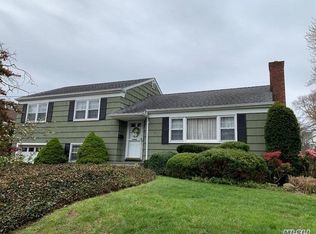 110 Lagoon Blvd, Massapequa, NY 11758