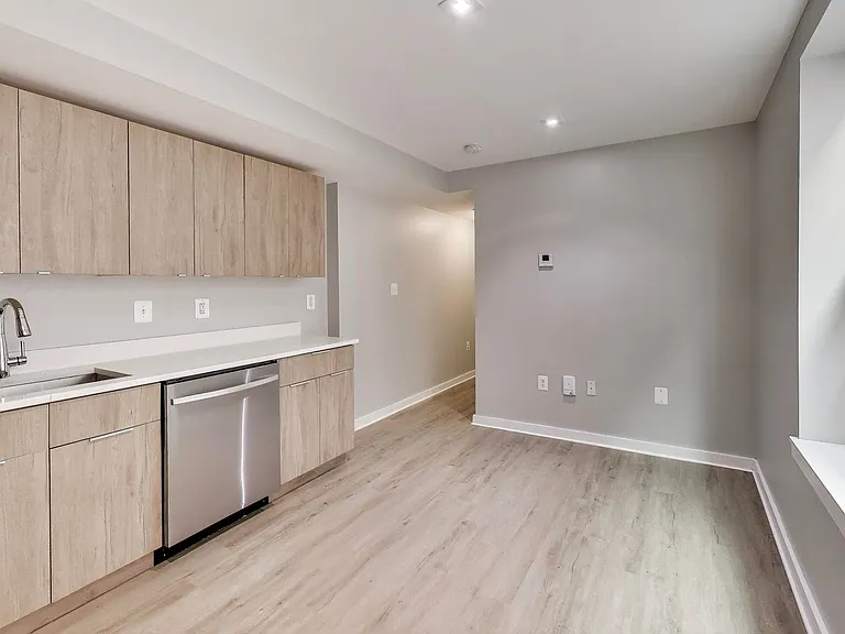622-624 Girard St NE — Photo 46