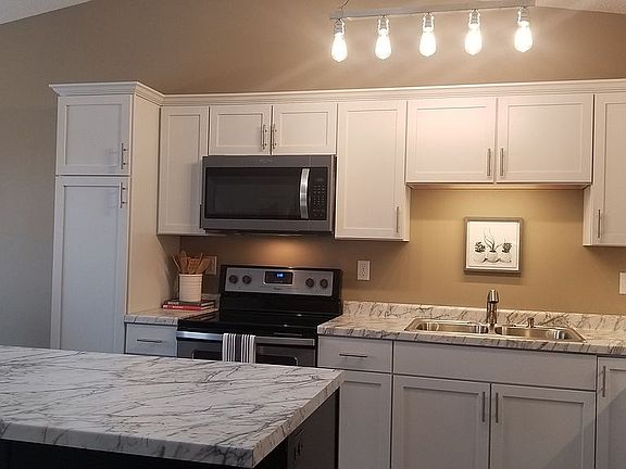 4th image of 1068 41st Ave W