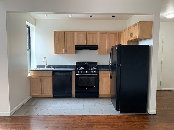 4th image of 1307 Pacific St APT 4A