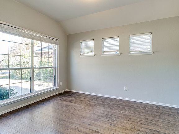 4th image of 1414 Sleepy Hollow Dr