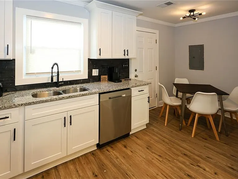 1809 Vesta Ave — Photo 5