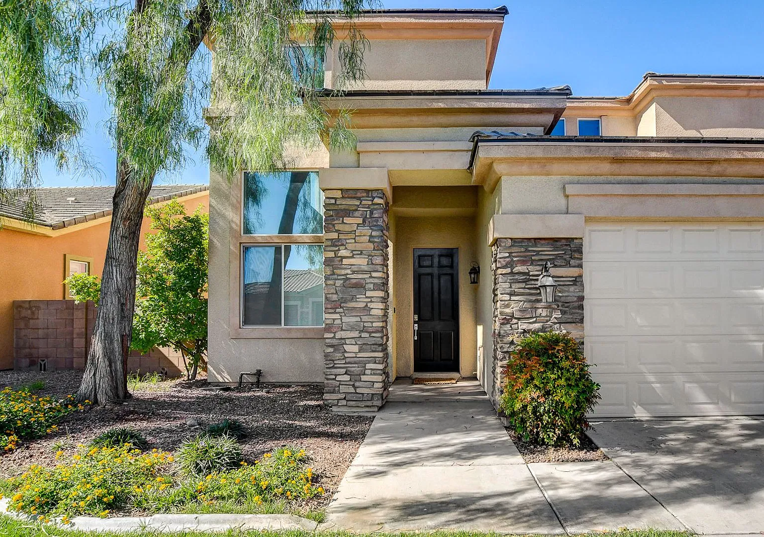 City/Mtn Views From This Stunning 5bd/3ba, Unfurnished Residence — Photo 4