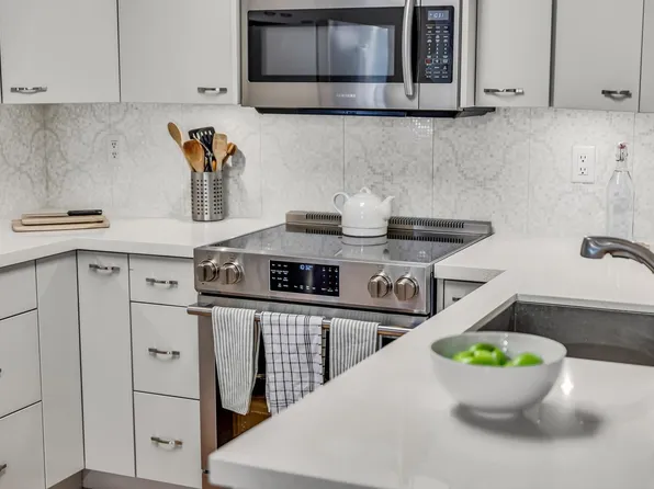 3461 Curle Ave #302, Burnaby, BC V5G 4P4