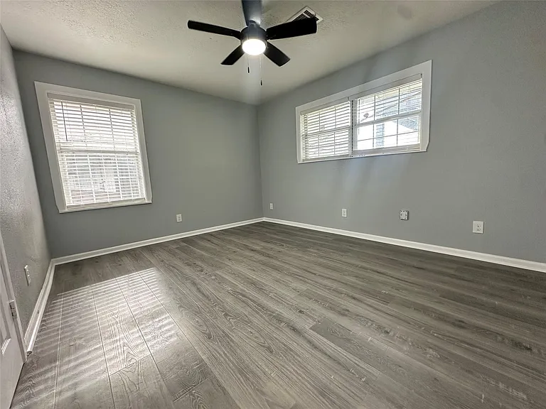 502 Avenue F — Photo 9