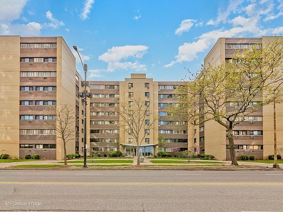 2nd image of 6300 N Sheridan Rd APT 204