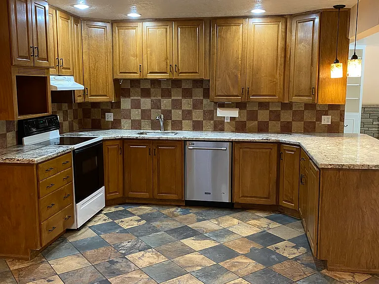 2250 Bryan Cir — Photo 7