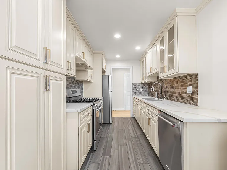 570 W Stocker St #216 — Photo 5