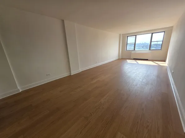 61-20 Grand Central Pkw image 1 of 10