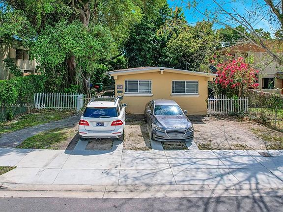 5th image of 3760 Day Ave #1