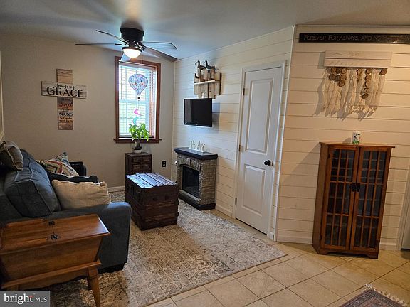 4th image of 1669 Colebrook Rd