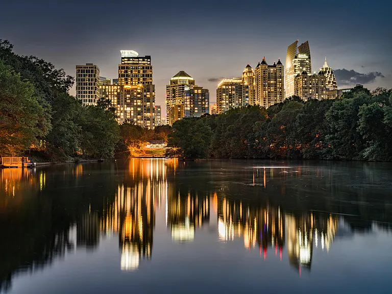 Modera Parkside offers stunning city views and a prime location in Midtown. Enjoy modern living with unbeatable access to Atlanta's top destinations and vibrant energy. Live in the heart of it all!