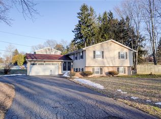 124 Charleswood Dr, Pittsford, NY 14534
