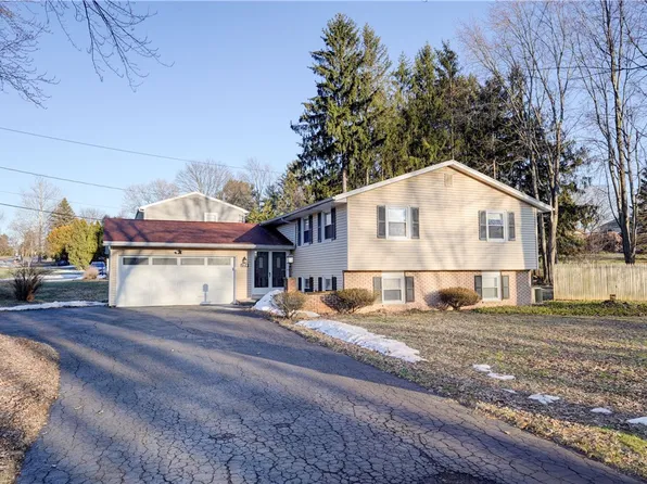 124 Charleswood Dr, Pittsford, NY 14534