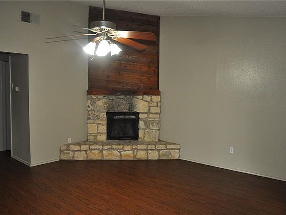 4th image of 1103 Country Aire Dr
