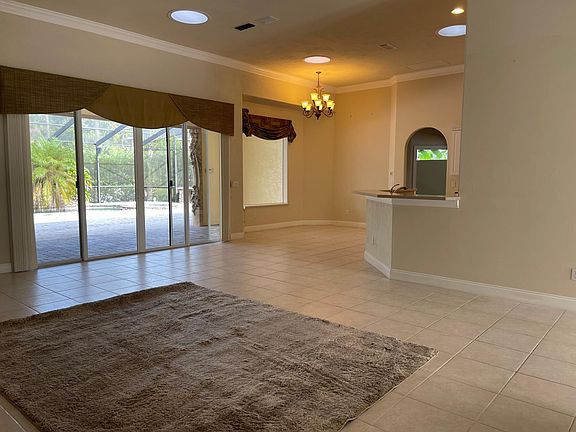 4th image of 130 Emerald Oaks Ln