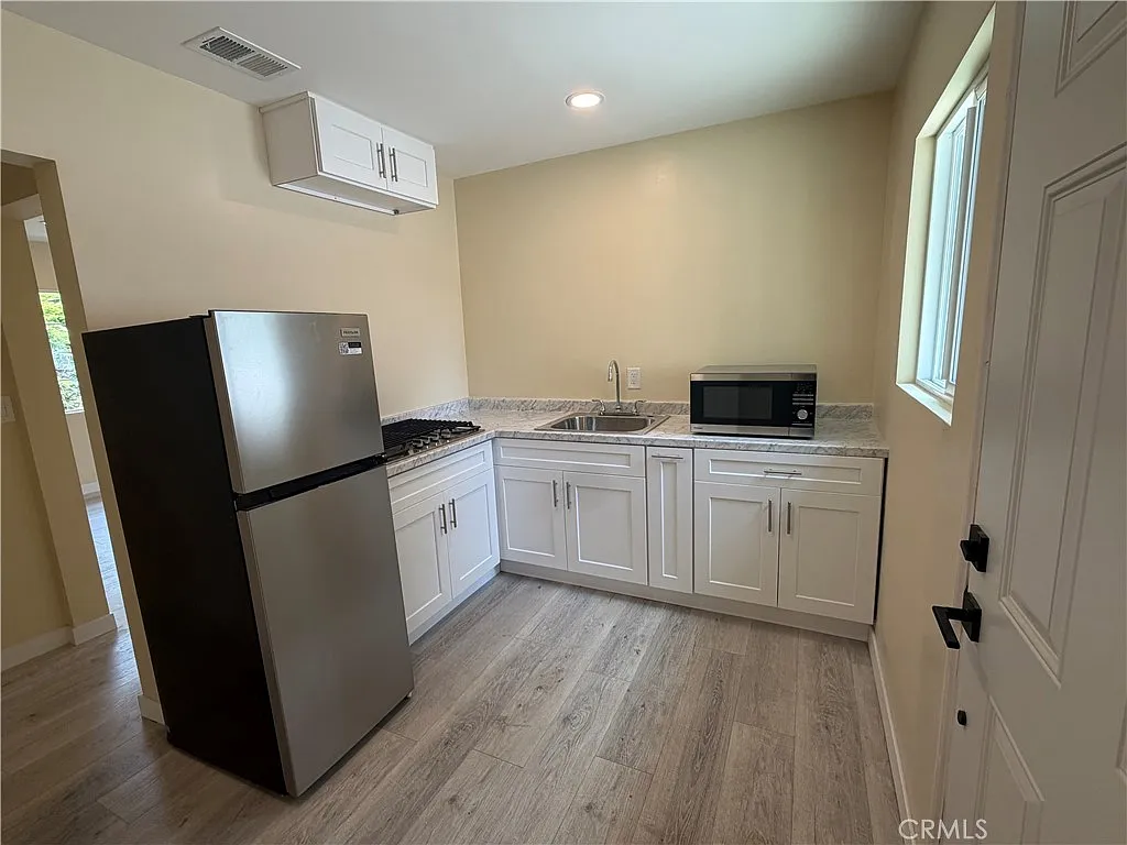 1 bed, 450 sqft, $1,700 — Photo 3