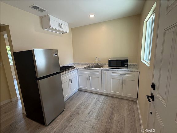 3rd image of 7912 White Oak Ave #B