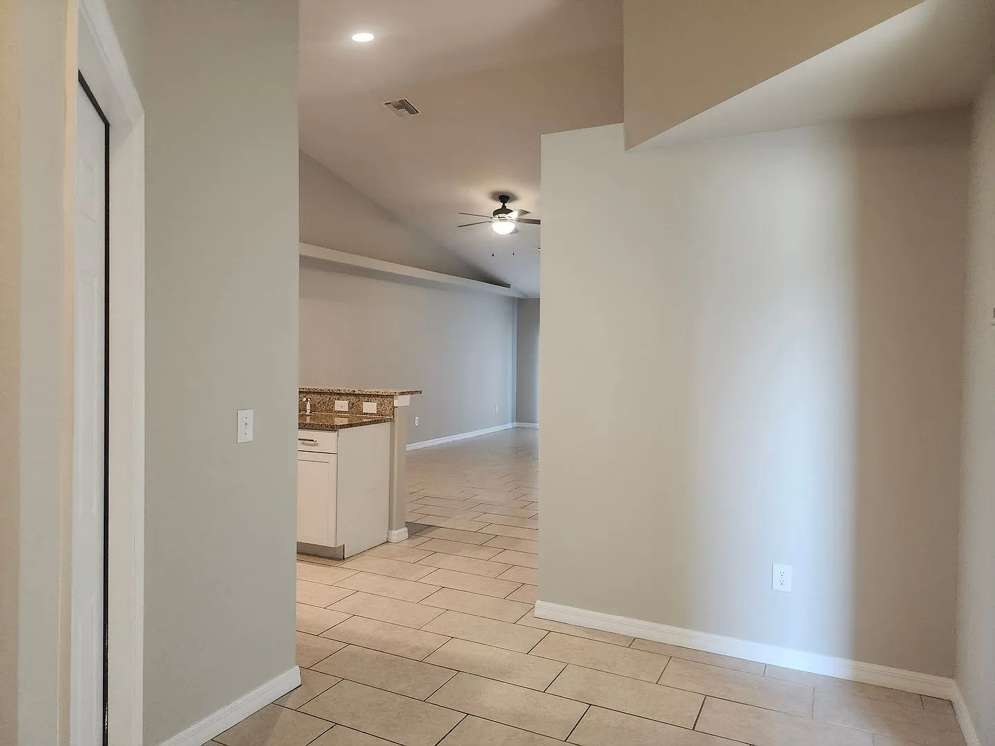 Beautiful 3 Bedroom 2 Bath Duplex with a garage and Laundry hook up — Photo 2