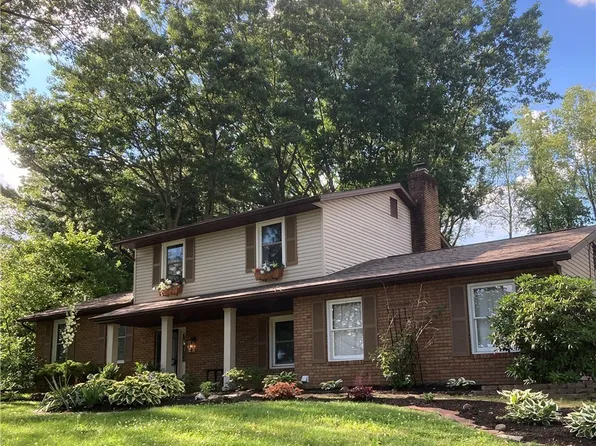 165 Woodsdale Dr, Mogadore, OH 44260