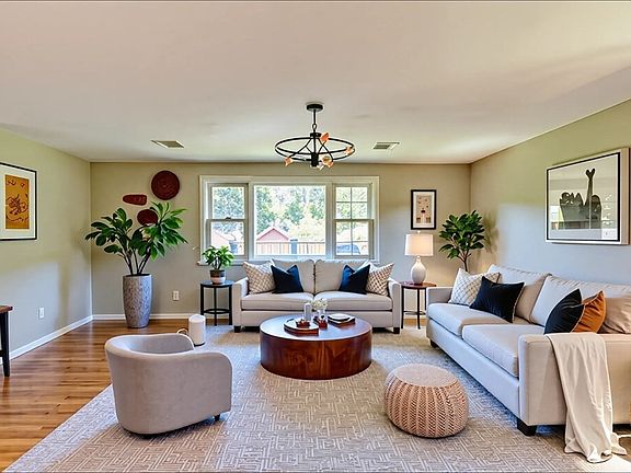 3rd image of 32 Angelica Dr