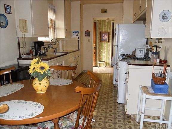 3rd image of 215 E Benwood St