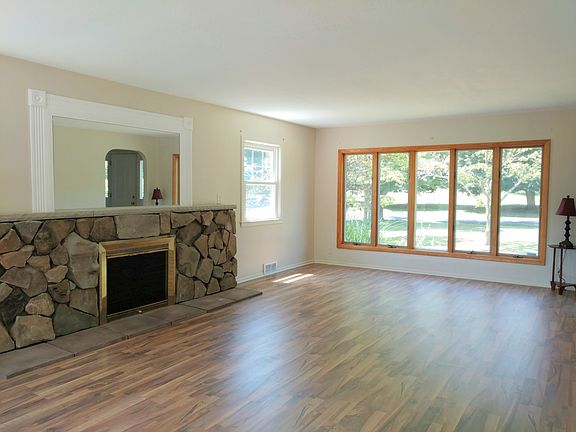 Living Room View to Front