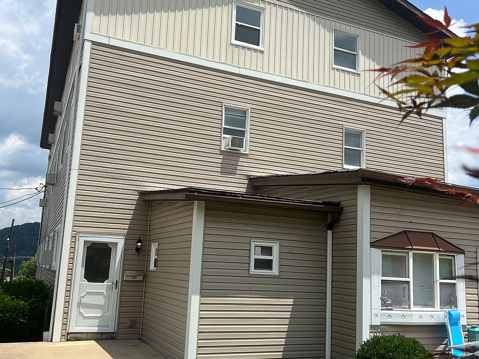 Private entrance located on the back of building