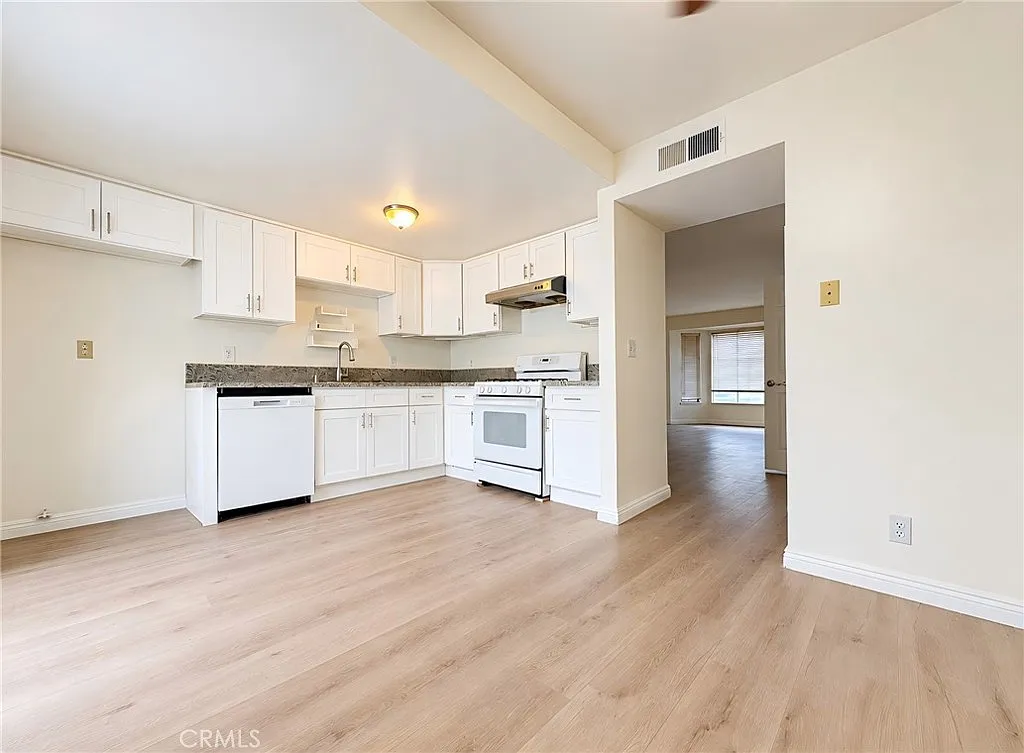 2 bed, 2.5 bath, 1106 sqft, $2,400 — Photo 2