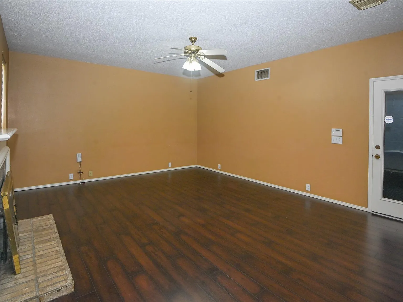 4 bed, 2.5 bath, 2450 sqft, $2,250 — Photo 2